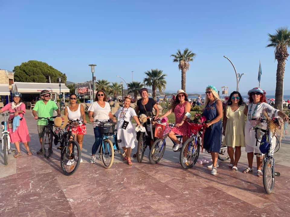 özdere süslü kadınlar bisiklet turu